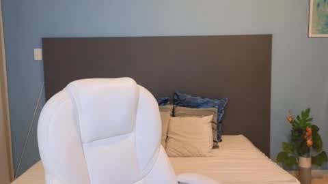 Maiaa Ruiz  online show from January 7, 2025, 12:20 pm