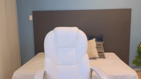 Maiaa Ruiz  online show from January 11, 2025, 1:22 pm