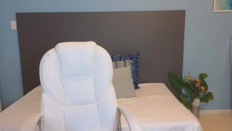 Maiaa Ruiz  online show from February 24, 2025, 1:10 pm