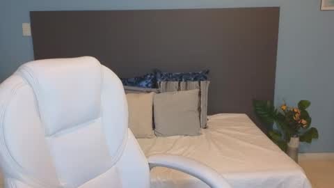 Maiaa Ruiz  online show from February 25, 2025, 1:28 pm