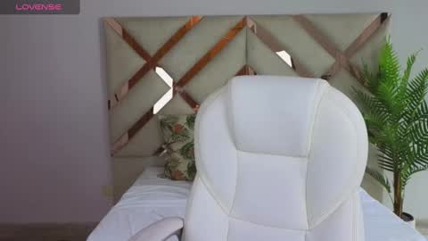 Maiaa Ruiz  online show from March 7, 2025, 1:40 pm