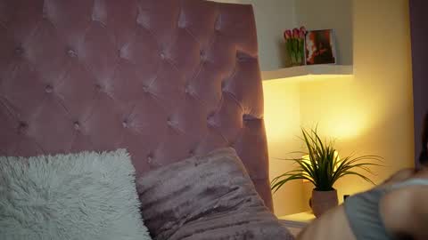  Maia  online show from September 13, 2025, 7:35 pm