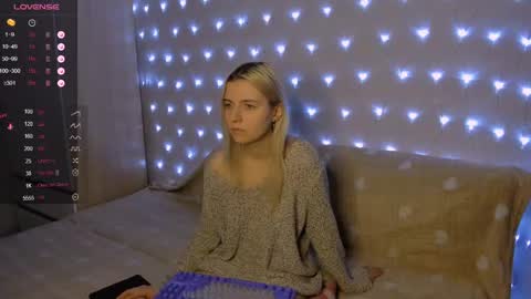 Snapshot of mailin_harrington chatting on December 27, 2024, 3:37 pm Your kitty online show from December 27, 2024, 3:37 pm