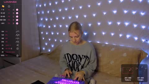 Snapshot of mailin_harrington chatting on January 15, 2025, 3:50 pm Your kitty online show from January 15, 2025, 3:50 pm