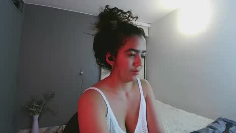 Snapshot of maithe_perroni chatting on March 8, 2025, 1:06 am Lauu online show from March 8, 2025, 1:06 am