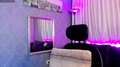   online show from November 20, 2025, 9:25 pm