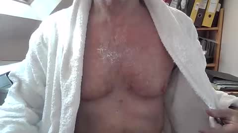 manbitcher online show from March 10, 2026, 10:20 am