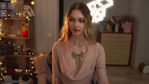 Snapshot of manifreyja chatting on October 7, 2025, 5:43 pm Amelie online show from October 7, 2025, 5:43 pm