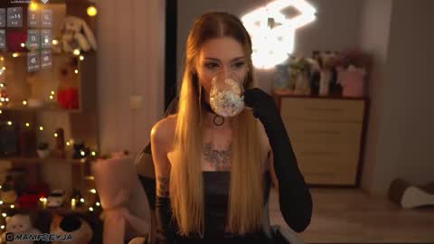 Snapshot of manifreyja chatting on October 8, 2025, 8:50 pm Amelie online show from October 8, 2025, 8:50 pm