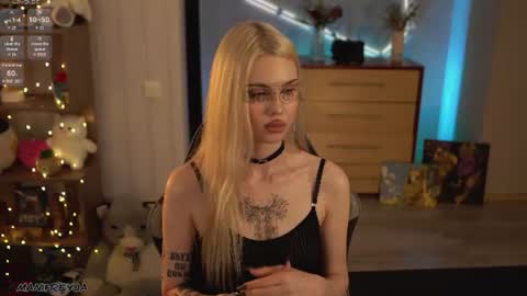 Snapshot of manifreyja chatting on June 14, 2026, 2:24 am Amelie online show from June 14, 2026, 2:24 am