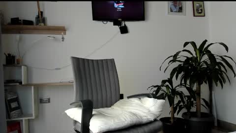 manucute 23  online show from February 19, 2026, 3:19 pm