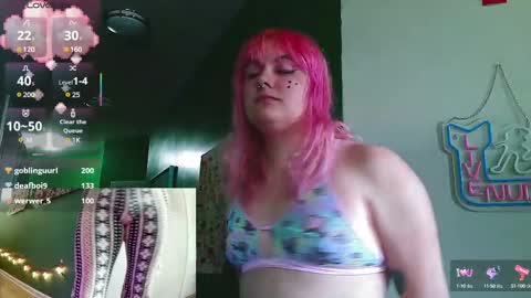 Snapshot of maplebeesticky chatting on January 30, 2025, 7:15 pm Maple online show from January 30, 2025, 7:15 pm