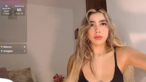 Snapshot of mariana_es chatting on October 8, 2025, 1:14 am Mariana online show from October 8, 2025, 1:14 am