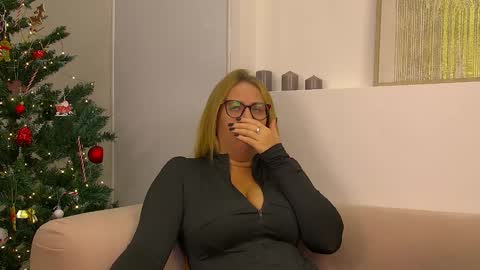 Snapshot of marianeumann chatting on December 17, 2024, 7:07 am Maria online show from December 17, 2024, 7:07 am