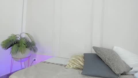 Maria Pettit online show from December 23, 2025, 10:24 am