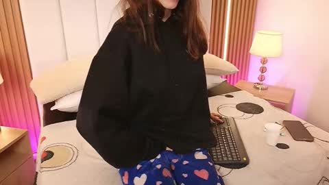 Snapshot of marinette_lux chatting on February 28, 2026, 12:50 pm marinette online show from February 28, 2026, 12:50 pm