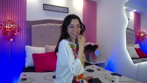 Snapshot of marinette_lux chatting on March 2, 2026, 7:54 pm marinette online show from March 2, 2026, 7:54 pm