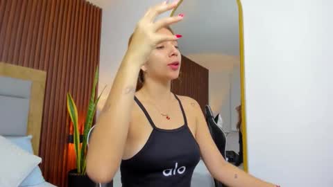 Snapshot of maroly_21 chatting on November 17, 2025, 12:22 pm Maly online show from November 17, 2025, 12:22 pm