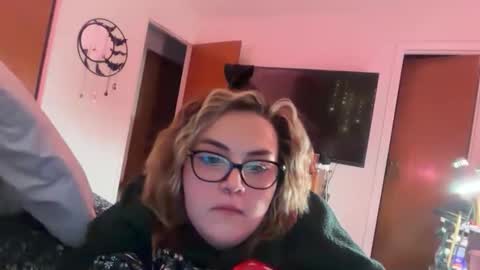 Snapshot of maroon_moon chatting on November 23, 2025, 12:10 am maroon_moon online show from November 23, 2025, 12:10 am