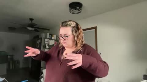 maroon_moon online show from December 1, 2025, 11:32 pm