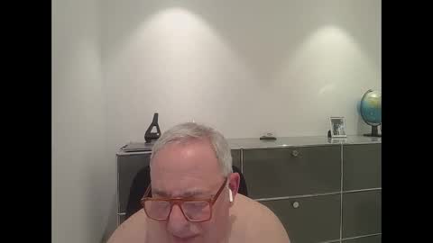 martin_1947 online show from January 14, 2025, 10:55 pm
