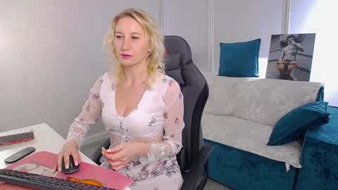 Snapshot of marysantamonika chatting on April 5, 2026, 1:41 pm Mary online show from April 5, 2026, 1:41 pm