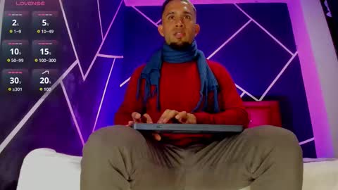 massimo_cruz online show from November 25, 2025, 8:31 pm