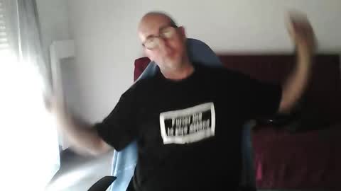 mat11efou online show from October 4, 2025, 9:07 am