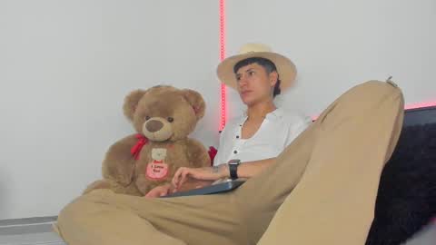 Snapshot of mateo_escobar chatting on October 20, 2025, 2:12 am mateo_escobar online show from October 20, 2025, 2:12 am