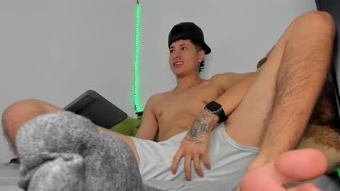 mateo_escobar online show from December 4, 2025, 1:09 pm