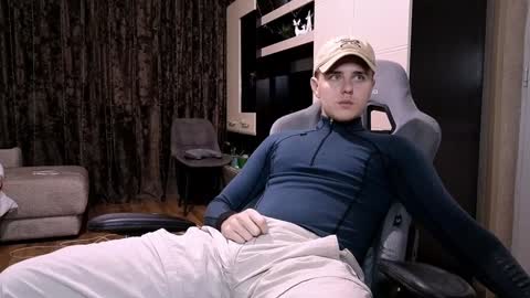 Snapshot of matt_aniston chatting on February 9, 2025, 4:04 am Matt online show from February 9, 2025, 4:04 am