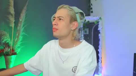 mattias     online show from October 6, 2025, 1:58 am