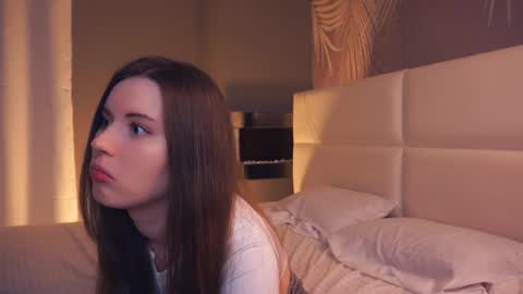 Snapshot of maudhaskell chatting on January 19, 2025, 1:43 am Lily online show from January 19, 2025, 1:43 am