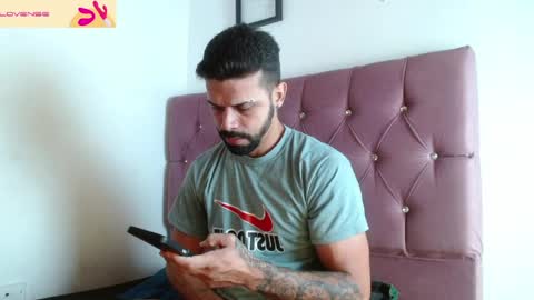 Max  Ashley online show from April 8, 2026, 1:33 pm