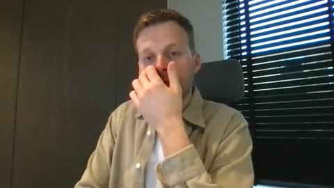 Max take off clothes online show from November 25, 2025, 8:03 am