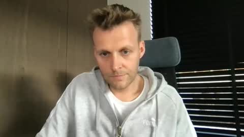 Max take off clothes online show from December 15, 2025, 1:26 pm