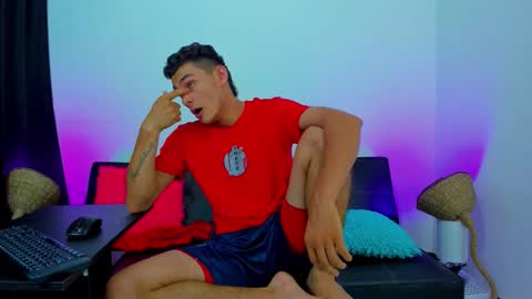 Snapshot of max_wild01 chatting on November 7, 2025, 8:25 am MAX online show from November 7, 2025, 8:25 am