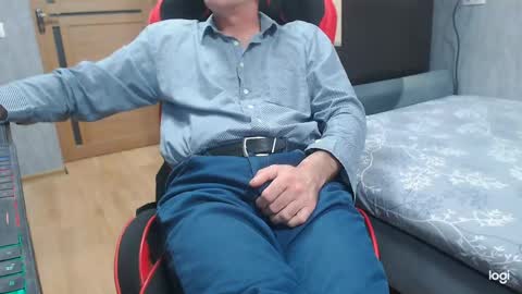 maximus3334 online show from April 19, 2026, 9:06 pm