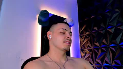 MAX online show from October 14, 2025, 10:32 pm