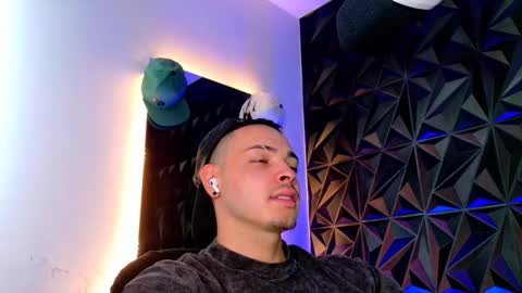 MAX online show from October 28, 2025, 3:04 pm