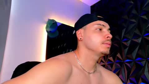 MAX online show from November 3, 2025, 8:10 pm