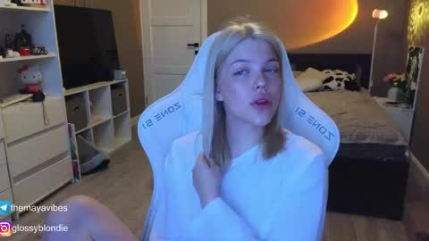 Maya online show from April 17, 2026, 3:53 am