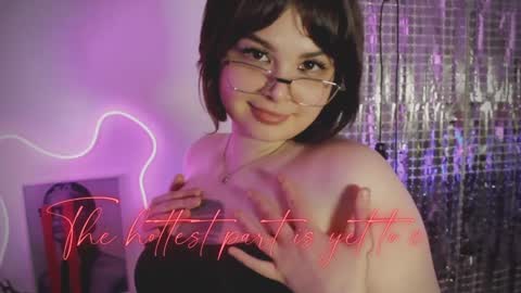 Snapshot of maya_muse chatting on December 10, 2024, 9:01 am Woman online show from December 10, 2024, 9:01 am