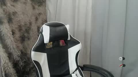 mayasally_ online show from December 21, 2025, 6:42 am