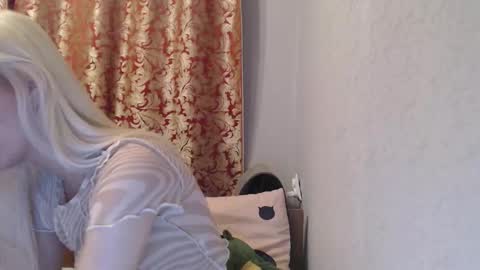 maybe_doll online show from November 30, 2025, 6:45 pm