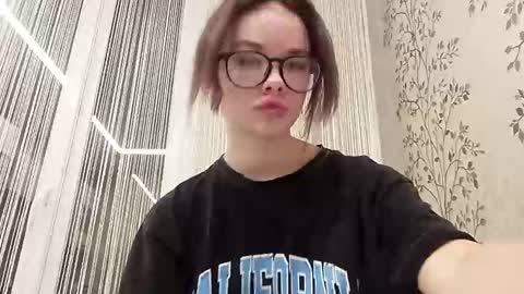 Snapshot of maybellebrimer chatting on November 10, 2025, 4:06 pm Amelia online show from November 10, 2025, 4:06 pm