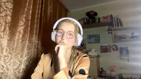 Snapshot of maybelleensminger chatting on October 2, 2025, 7:21 pm Lola online show from October 2, 2025, 7:21 pm