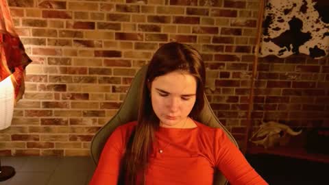 Snapshot of maybloom_ chatting on November 18, 2025, 5:23 am maybloom_ online show from November 18, 2025, 5:23 am