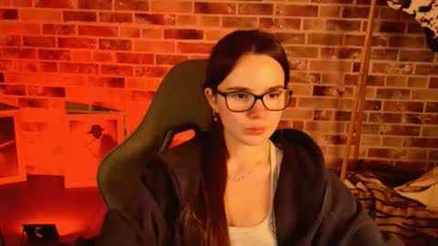 Snapshot of maybloom_ chatting on March 1, 2026, 10:06 am maybloom_ online show from March 1, 2026, 10:06 am