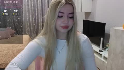 Snapshot of maymallorie chatting on December 4, 2024, 6:00 am may online show from December 4, 2024, 6:00 am